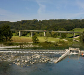 Beim sogenannten Schachtkraftwerk, fließt der Fluss über die im Flussbett vergrabene Turbine hinweg