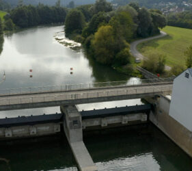 Klassische Wasserkraftwerke sind massive Gebäude und sperren, die den Fluß des Wassers umleiten