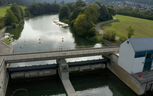 Klassische Wasserkraftwerke sind massive Gebäude und sperren, die den Fluß des Wassers umleiten
